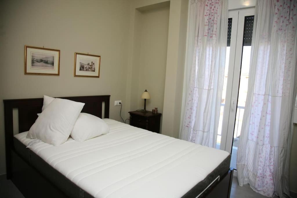 Lovely Sea Front Apartment Itea Bagian luar foto