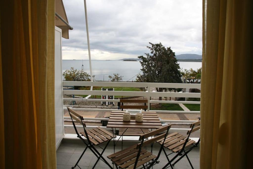 Lovely Sea Front Apartment Itea Bagian luar foto